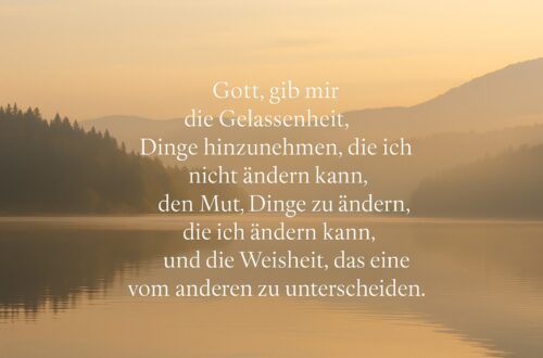 Gelassenheitsgebet vor ruhigem See bei Sonnenaufgang