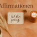 Boho Stillleben mit Affirmationskarte „Ich bin genug“, Kerze und Pampasgras auf terracottafarbenem Hintergrund