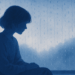 Silhouette einer Frau am Fenster – Symbol für Nachdenklichkeit und Emotionen