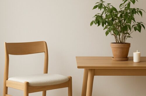 Minimalistische Einrichtung mit Holzstuhl, Tisch, Pflanze und Kerze – Symbol für Minimalismus im Alltag
