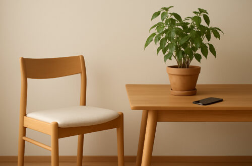 Digitaler Minimalismus: Smartphone auf einem Holztisch als Symbol für Ruhe und weniger Bildschirmzeit