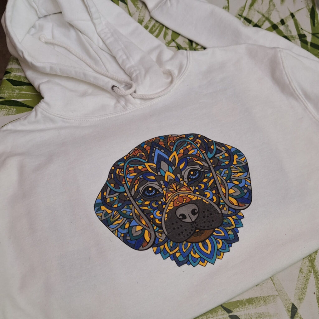 Nachher: Bemalter Hoodie mit Mandala